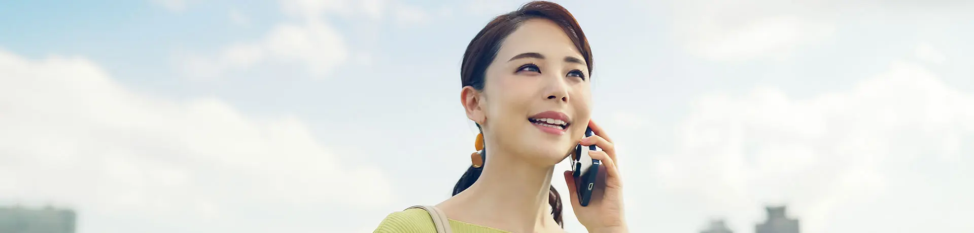 電話をする女性
